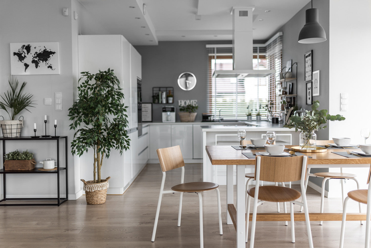 salle à manger avec table et chaises TIPTOE