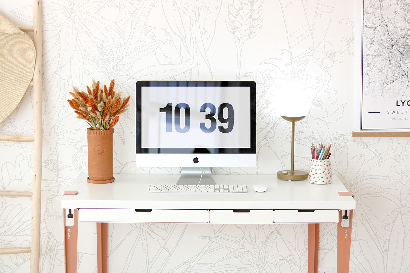 Bureau rose et blanc avec rangements pour travailler à la maison