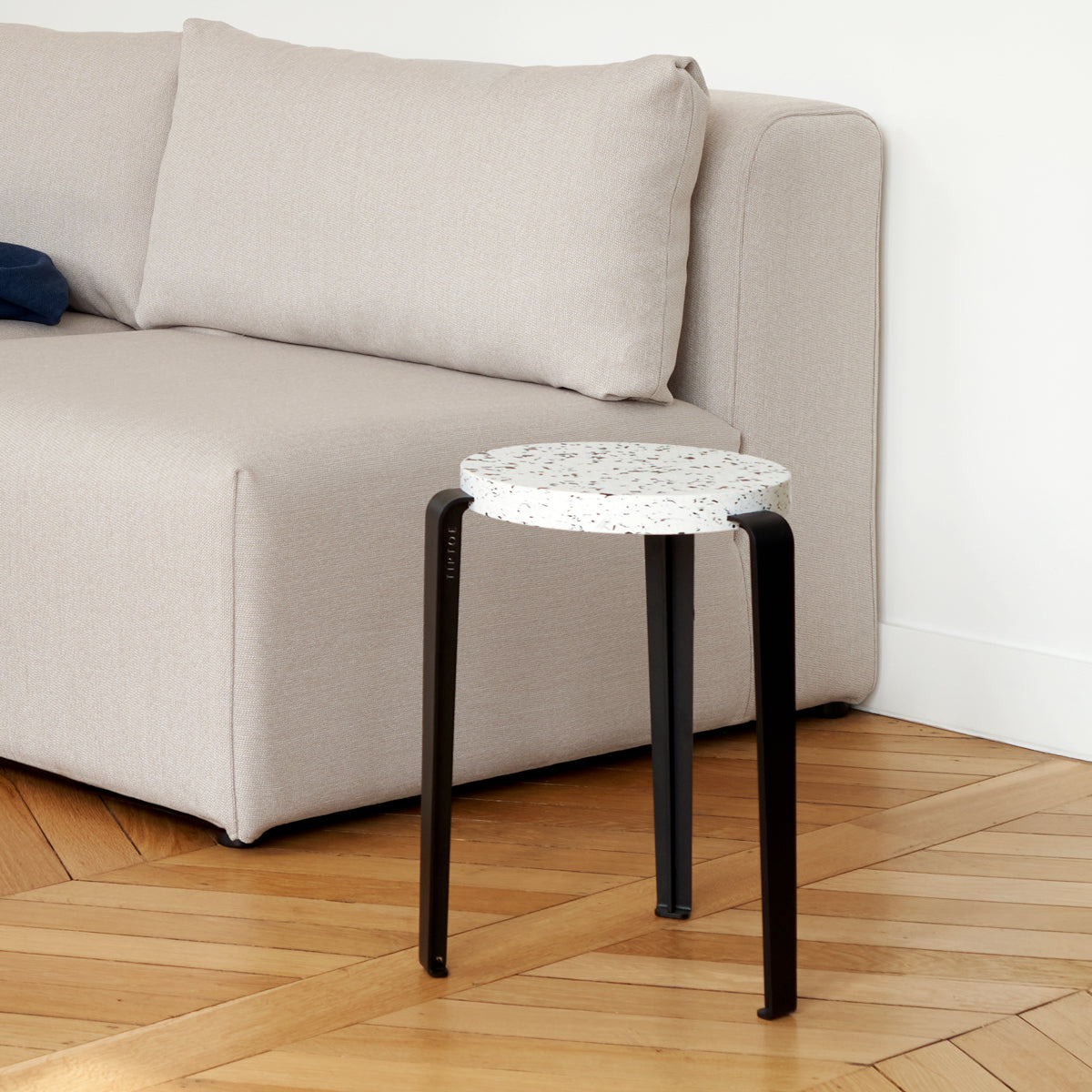 Hocker LOU aus recyceltem Plastik Macchiato – Tiptoe