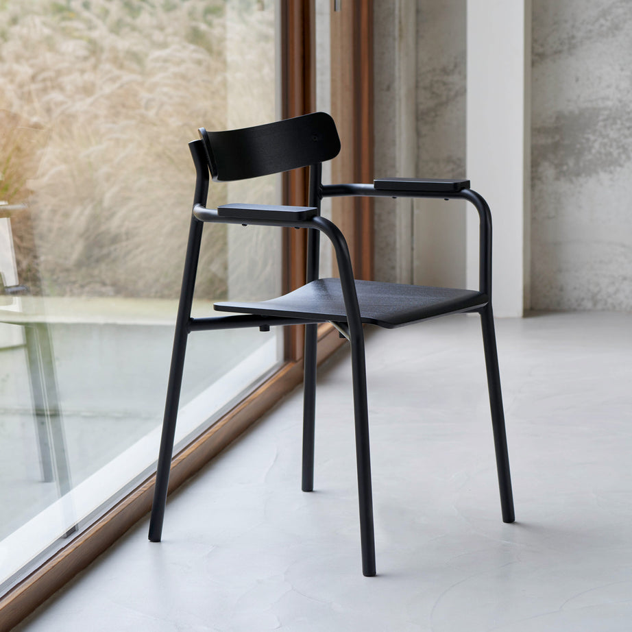 Chaise ETUDE avec accoudoirs - bois éco-certifié