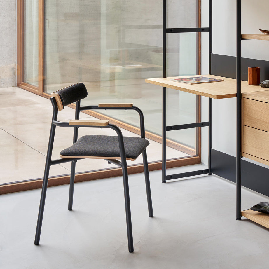 Chaise ETUDE avec accoudoirs - tissu recyclé