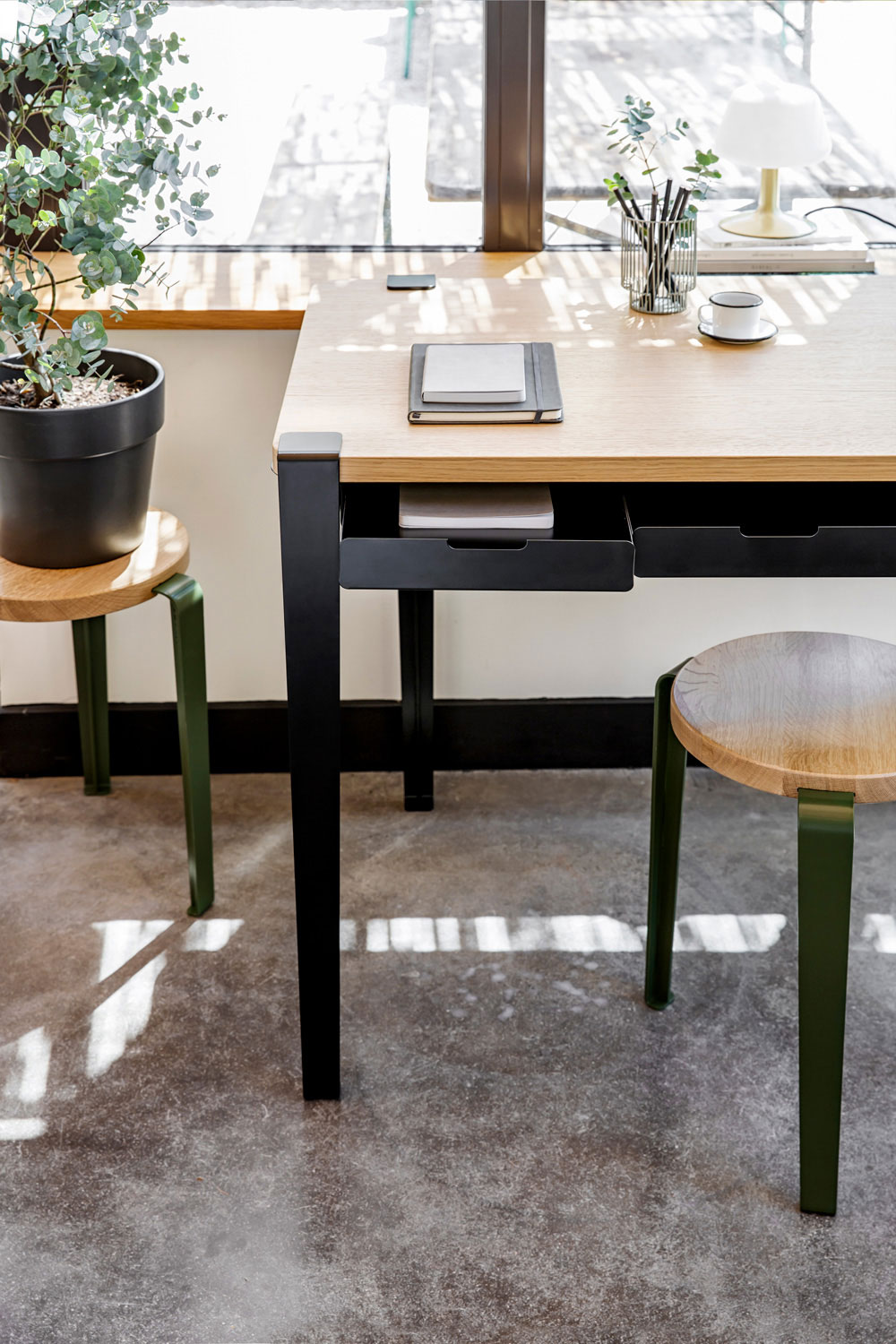 Desk with drawers for storage TIPTOE