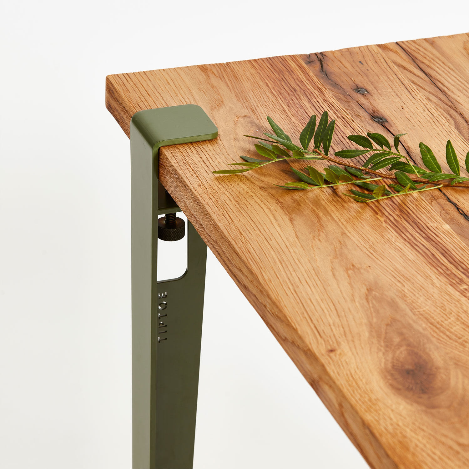 Reclaimed wood top with TIPTOE table leg
