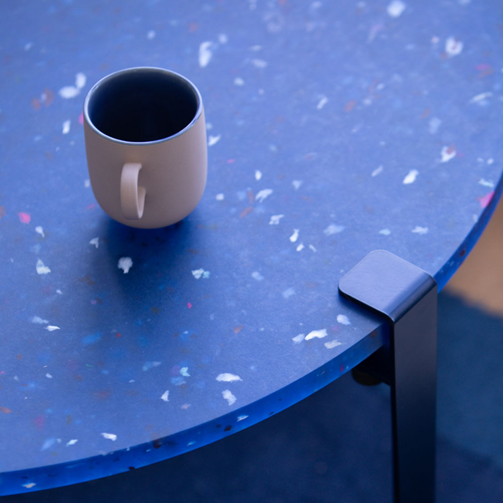 Plateau de table en plastique recyclé bleu TIPTOE