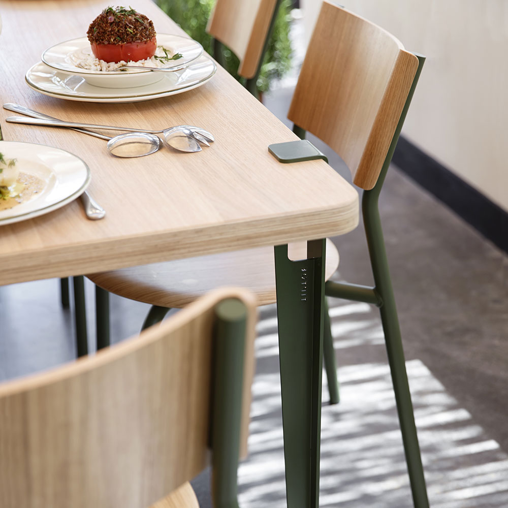 Chaise en bois et en acier coloré pour table à manger TIPTOE