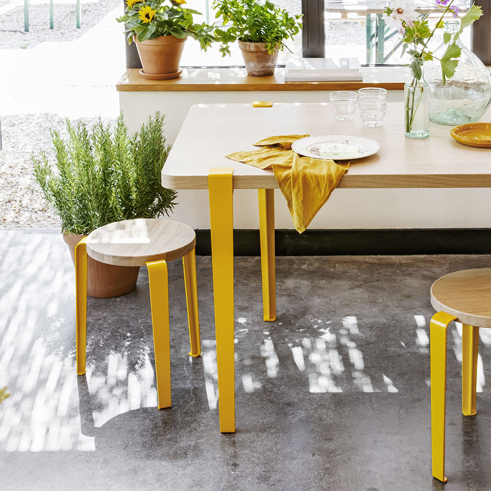 Table à manger TIPTOE en chêne et pieds en acier jaune