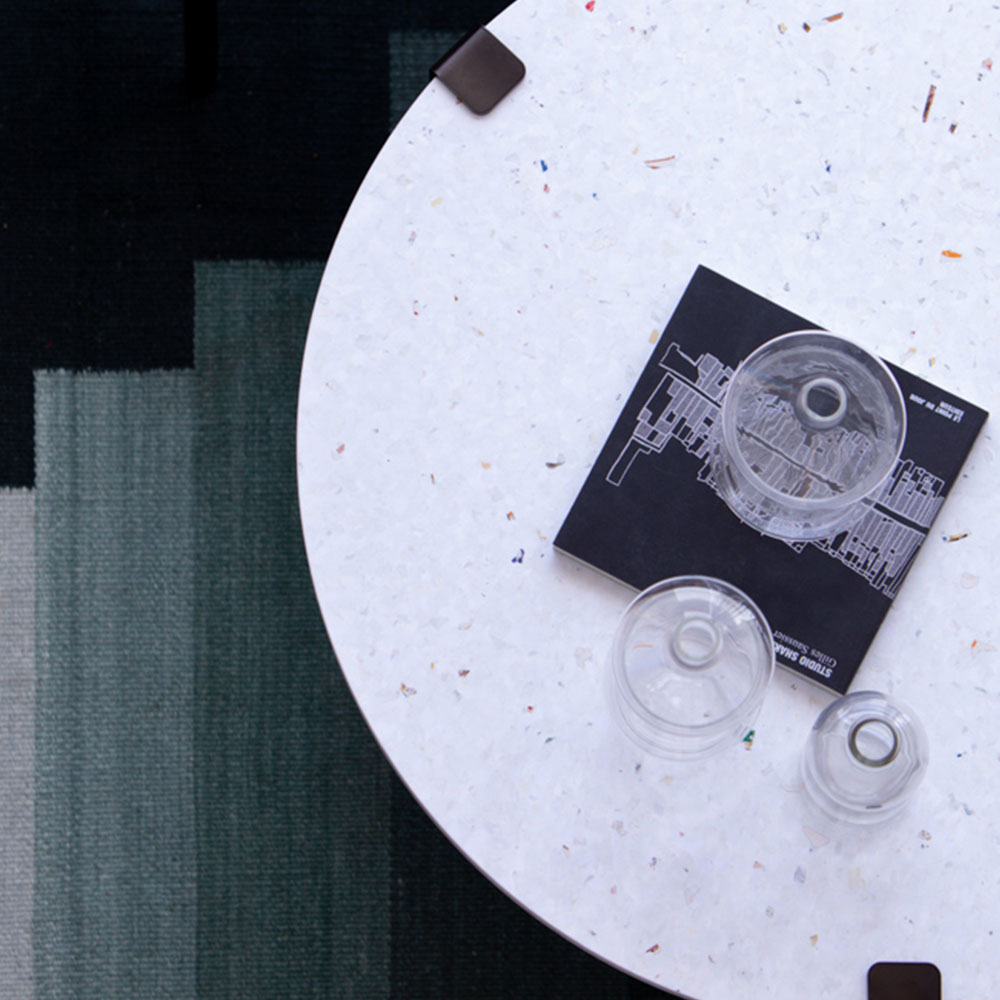 Table basse en plastique recyclé blanc et coloré TIPTOE