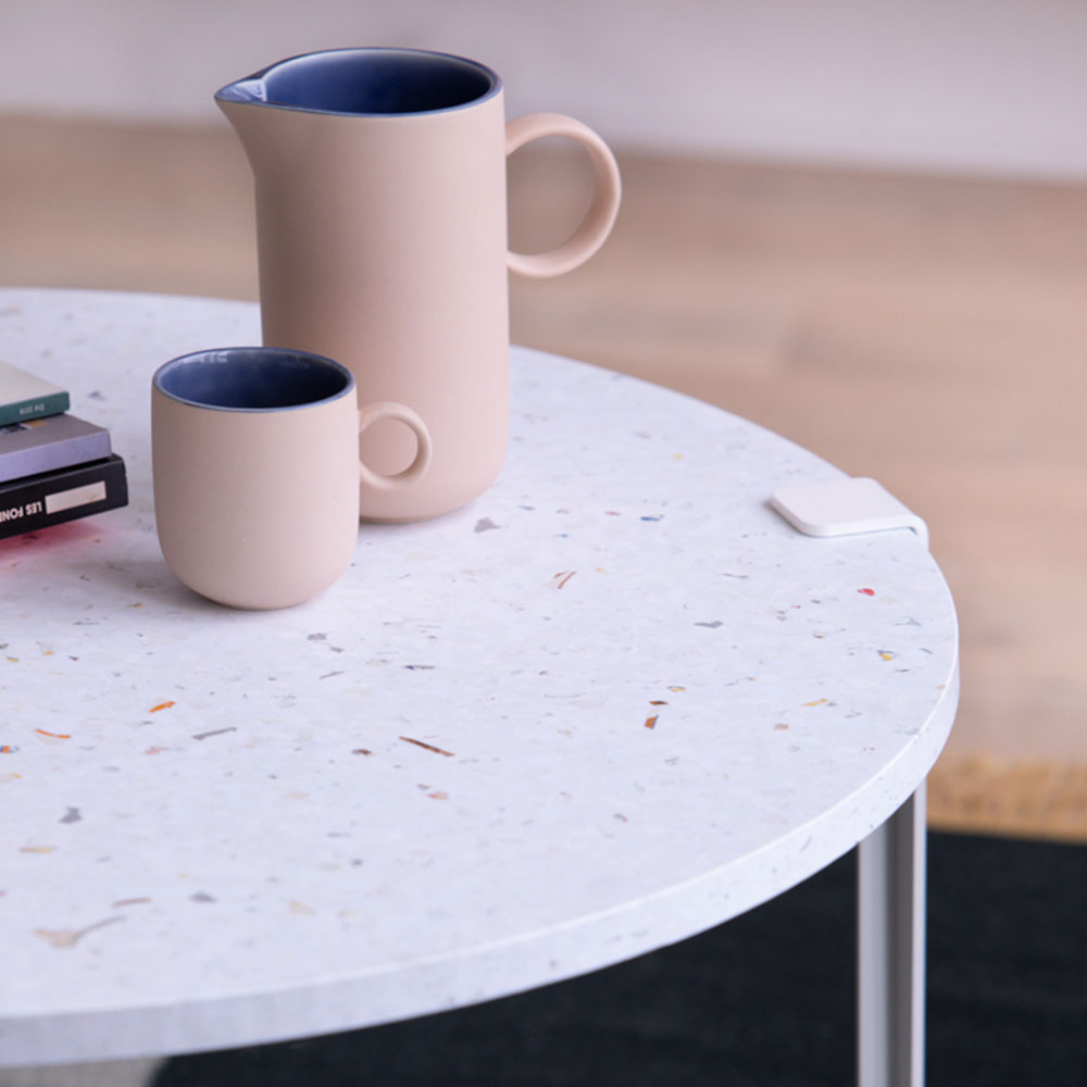 Table basse en plastique recyclé blanc avec reflets colorés TIPTOE