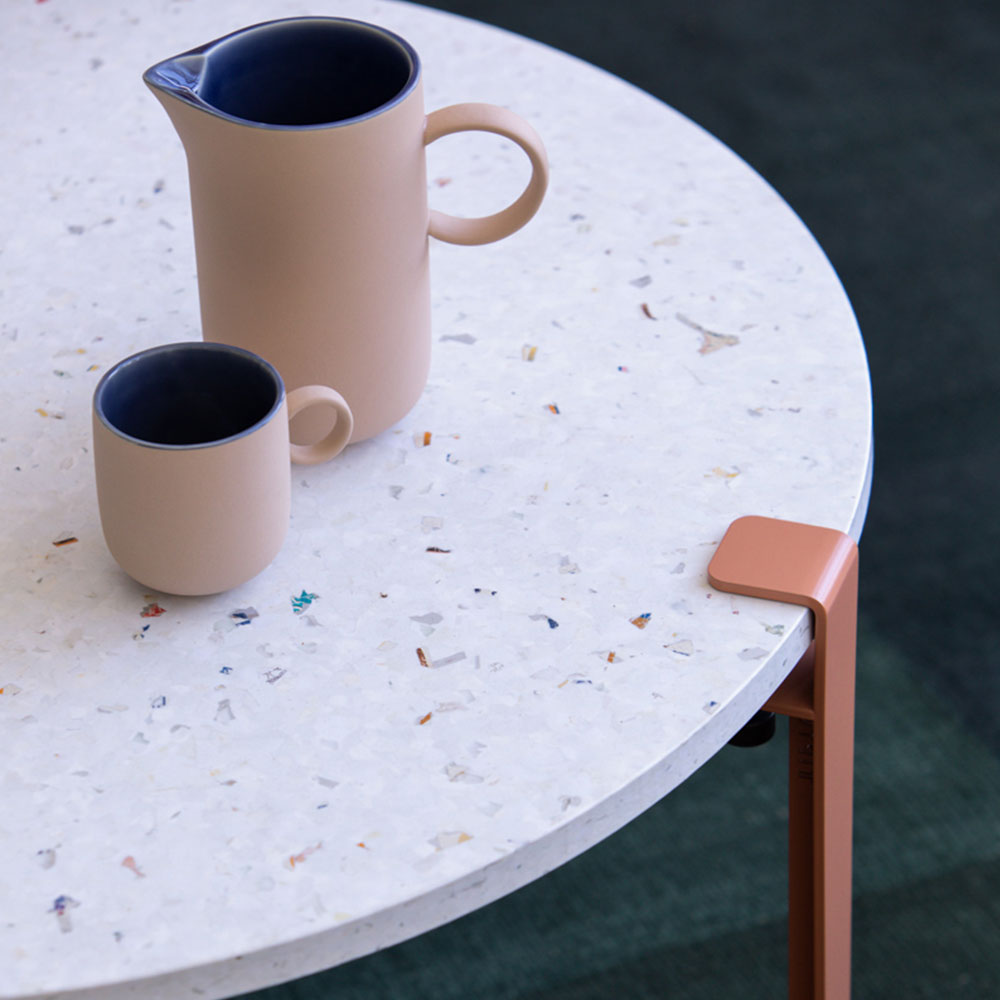 Table basse en plastique recyclé blanc et coloré avec pieds de table en acier TIPTOE