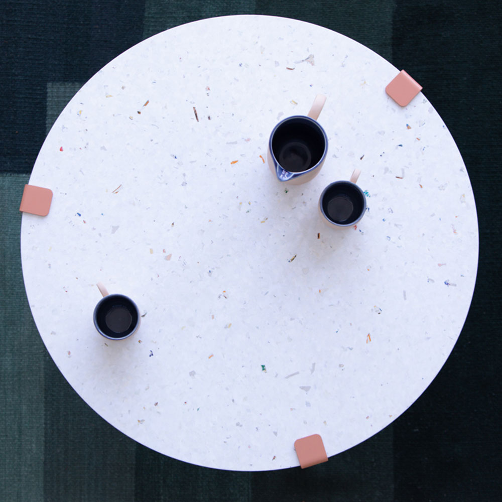 Table basse en plastique recyclé TIPTOE avec pieds de table en acier coloré