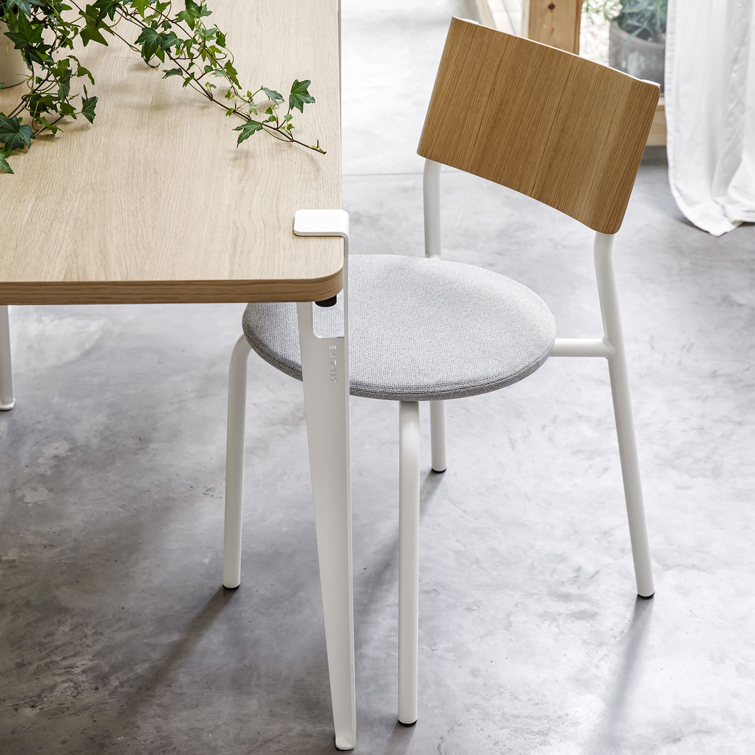 chaise tissu blanc et bureau plateau bois