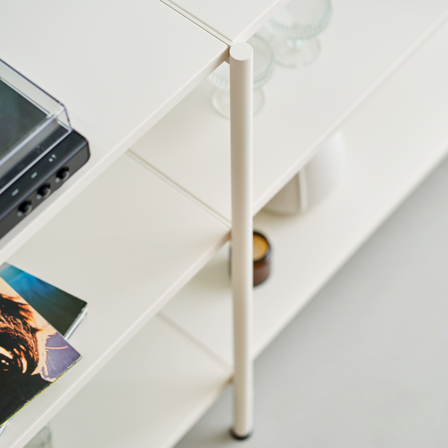 UNIT shelf - H75 to 85 x W164cm - powder-coated steel